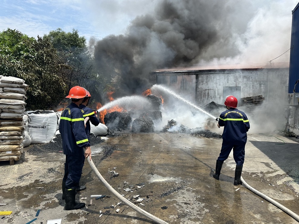 Cháy bãi phế liệu nhựa tại đường Mạc Đĩnh Chi, phường Anh Dũng (Dương Kinh)